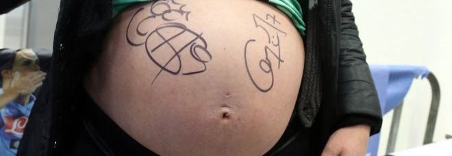 NAPOLI, RESSA PER HIGUAIN E CALLEJON: LA FUTURA MAMMA SI FA AUTOGRAFARE IL PANCIONE - 04/12/2013