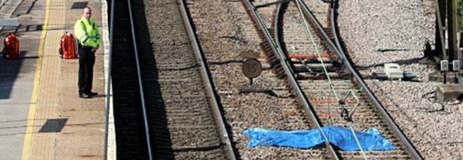 ATTRAVERSA I BINARI CON LE CUFFIETTE, 17ENNE NON SENTE L'ARRIVO DEL TRENO: TRAVOLTO E UCCISO - 06/12/2013