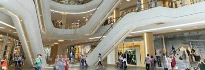 LA FIDANZATA VUOLE CONTINUARE LO SHOPPING: LUI TENTA IL SUICIDIO AL CENTRO COMMERCIALE - 10/12/2013