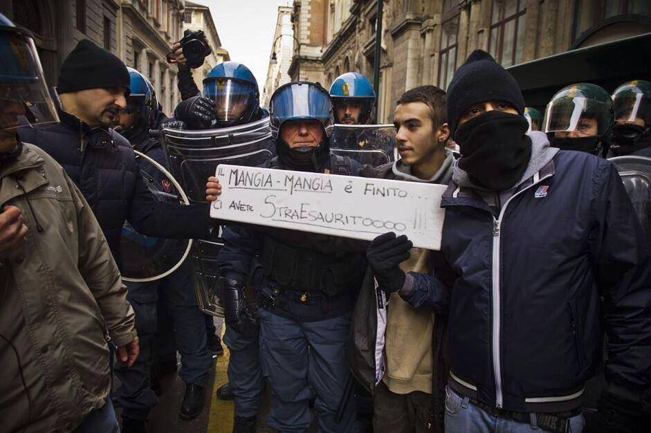 MANIFESTAZIONE DEI FORCONI, POLIZIA SI TOGLIE IL CASCO E SI UNISCE AL POPOLO, APPLAUSI DEI MANIFESTANTI - 3 VIDEO - 09/12/2013