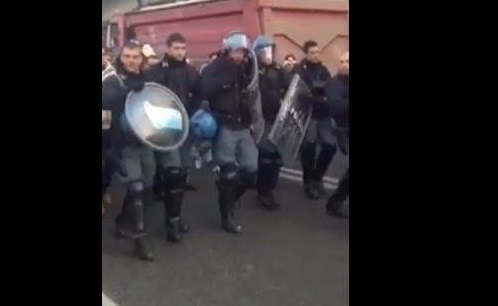 POLIZIA AL PRESIDIO: SI TOLGONO I CASCHI E FANNO PASSARE I MANIFESTANTI - VIDEO - 10/12/2013
