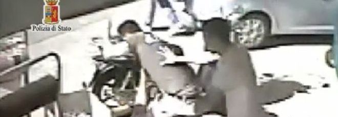 NON PAGA IL PIZZO: COMMERCIANTE PRESO A MARTELLATE E PESTATO A SANGUE - VIDEO CHOC - 11/12/2013