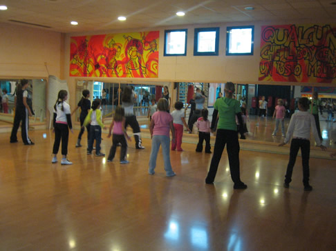 16ENNE AFFETTA DALLA SINDROME DI DOWN, ESCLUSA DAL BALLO SCOLASTICO: LA MAMMA SI VENDICA - VIDEO - 12/12/2013