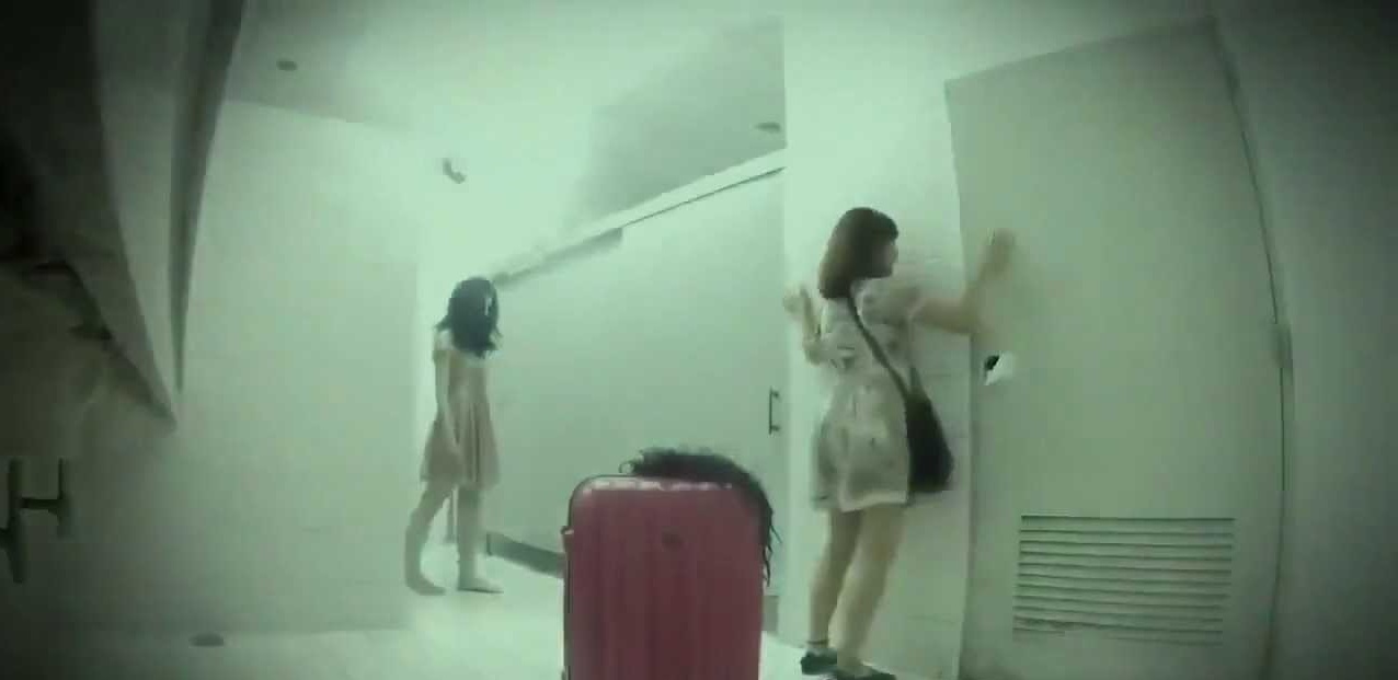 SCHERZO HORROR IN UN BAGNO PUBBLICO - VIDEO - 12/12/2013