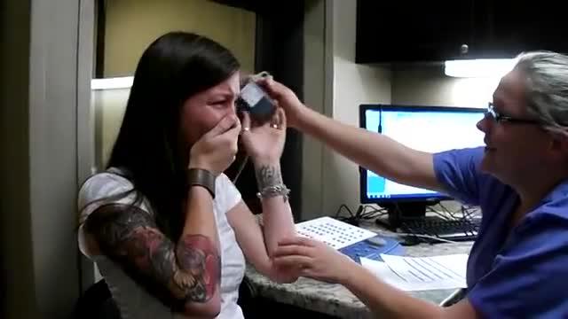 RAGAZZA SORDA SENTE PER LA PRIMA VOLTA LA SUA VOCE - VIDEO - 12/12/2013
