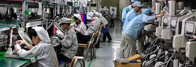 MUORE DI FATICA A 15 ANNI NELLA FABBRICA DEGLI IPHONE - 12/12/2013