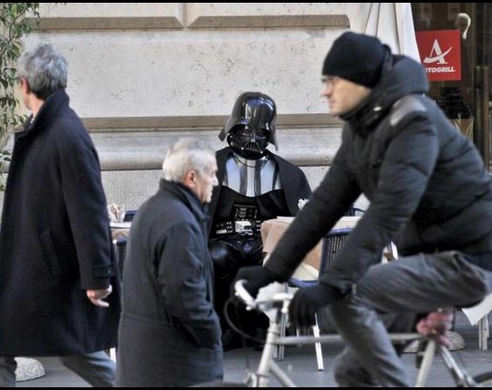 ROMA, PASSEGGIATA DI DARTH FENER, IL CAVALIERE OSCURO PER LE VIE CITTADINE - FOTO - 13/12/2013