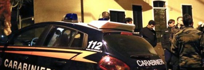 TROVA UN LADRO NELLA SUA CASA CASA E LO UCCIDE CON UNA FUCILATA - 16/12/2013