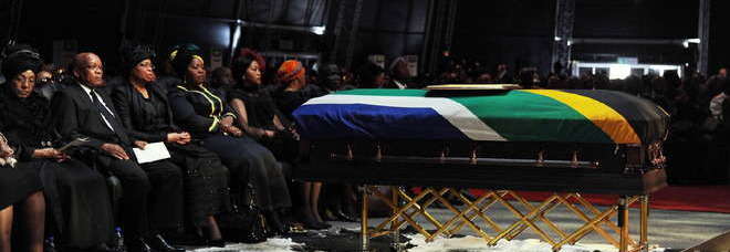 IL SUDAFRICA DICE ADDIO AL LEADER NELSON MANDELA, NEL SUO VILLAGGIO NATALE ARRIVANO 4.500 PERSONE - 15/12/2013