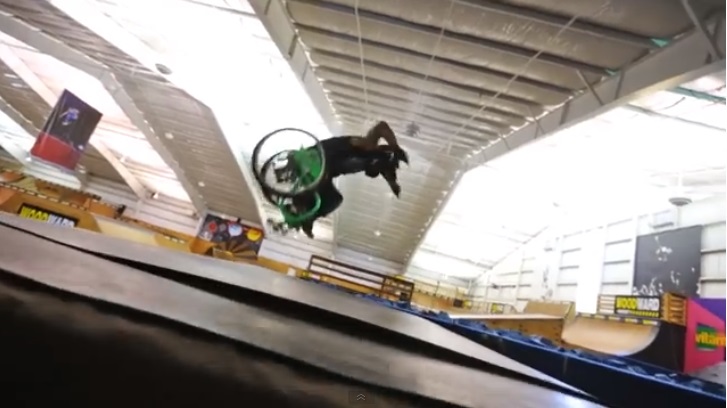 FREESTYLE SU UNA SEDIA A ROTELLE - VIDEO INCREDIBILE - 19/12/2013