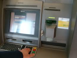 USANO L'ASPIRAPOLVERE PER RUBARE 3000 EURO DA UN BANCOMAT - 20/12/2013