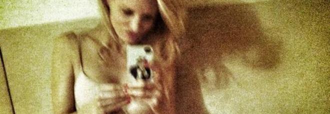JUSTINE MATTERA HOT SU TWITTER, 'DIMENTICA' GLI SLIP E SI FOTOGRAFA ALLO SPECCHIO - FOTO ALL'INTERNO - 19/12/2013