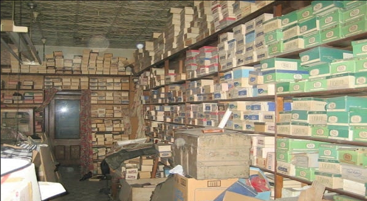 NEGOZIO DI SCARPE ABBANDONATO PER OLTRE 40 ANNI: INCREDIBILE COSA RITROVANO ALL'INTERNO - FOTO - 18/10/2015