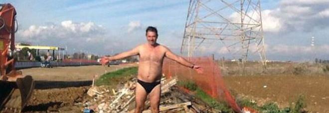 GLI CHIUDONO L'ATTIVITÀ, LUI PROMETTE: ''MARCIO IN MUTANDE SULL'AURELIA PER PROTESTA'' - FOTO - 19/12/2013