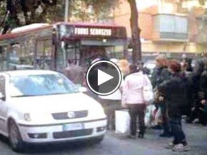 ROMA - DOPO UN'ORA DI ATTESA ALLA FERMATA PASSEGGERI SEQUESTRANO BUS E PARTONO - 21/12/2013