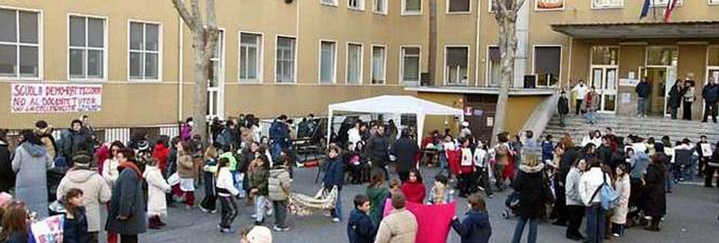 ROMA, CROLLA IL TETTO DELLA SCUOLA PIETRO MAFFI: OPERAIO FINISCE SUI BANCHI DI UNA CLASSE - 21/12/2013