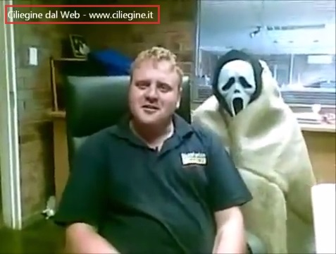 SCHERZO TERRIFICANTE, L'UOMO HA UNA REAZIONE SCOMPOSTA - IL VIDEO BOOM - 23/12/2013
