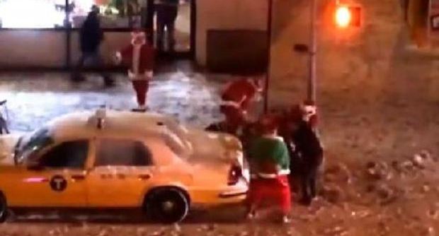 CALCI E PUGNI AL POSTO DEI REGALI: RISSA FRA BABBI NATALE - VIDEO - 25/12/2013
