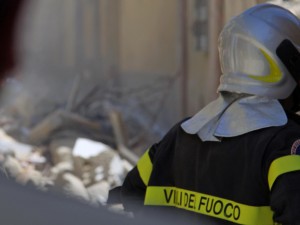 ESPLODE UNA BOMBOLETTA DI LACCA, TRE PARETI ABBATTUTE E UN FERITO - 26/12/2013