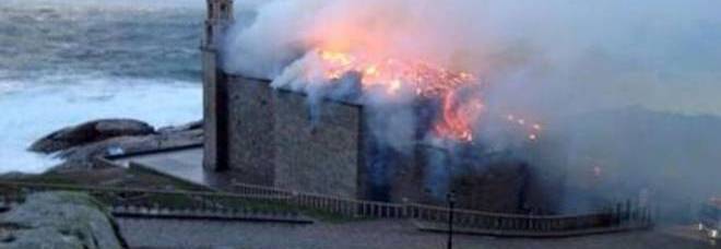 FULMINE COLPISCE IL SANTUARIO DI MUXIA: DISTRUTTO IL SIMBOLO DEL CAMMINO DI SANTIAGO DE COMPOSTELA - 26/12/2013