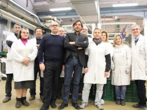 INVESTE NELL'AZIENDA CHE LO AVEVA LICENZIATO E RIASSUME I SUOI EX COLLEGHI - 29/12/2013