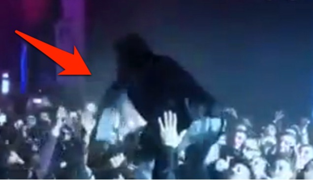 MORGAN PROVA LO STAGE DIVING, MA IL PUBBLICO LO LASCIA CADERE - VIDEO - 31/12/2013