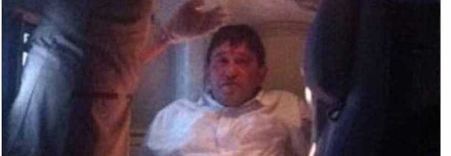 TENTA DI ACCENDERE UNA SIGARETTA IN AEREO: BLOCCATO DALL'EQUIPAGGIO E LEGATO AL SEDILE - FOTO - 03/01/2014