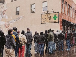 MARIJUANA LEGALE PER USO ''RICREATIVO''. CODE INTERMINABILI AL FREDDO FUORI I COFFEE SHOP - FOTO - 03/01/2014