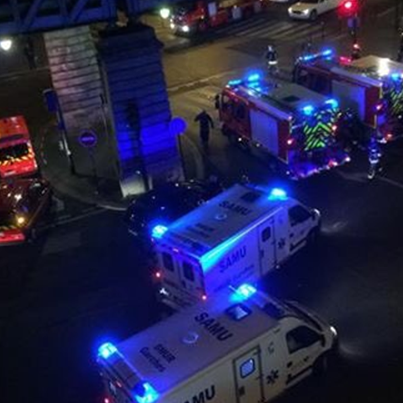 EVACUATA L'AREA DELLA TORRE EFFEIL - SI E' TRATTATO DI UN FALSO ALLARME - 14/11/2015