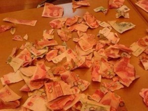 BAMBINO STRAPPA 3.600 EURO DI BANCONOTE. ERANO I RISPARMI DI UNA VITA - 04/01/2014