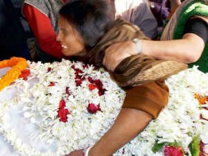 AVEVA SOLO 12 ANNI ED ERA INCINTA LA RAGAZZINA STUPRATA E BRUCIATA - 03/01/2014