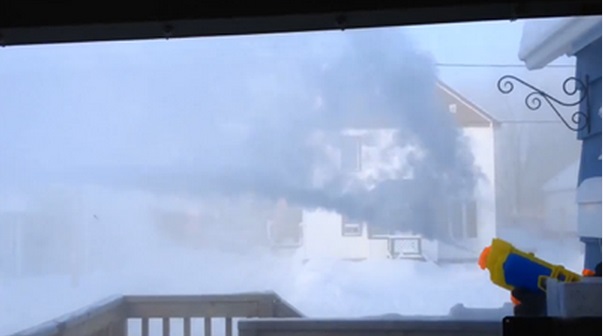 ECCO COSA SUCCEDE AD USARE DELL'ACQUA A 41 GRADI SOTTO ZERO - VIDEO - 06/01/2014