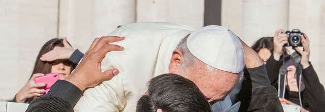 PAPA FRANCESCO RICONOSCE UN AMICO TRA LA FOLLA E LO INVITA A SALIRE SULLA PAPAMOBILE - 08/01/2014