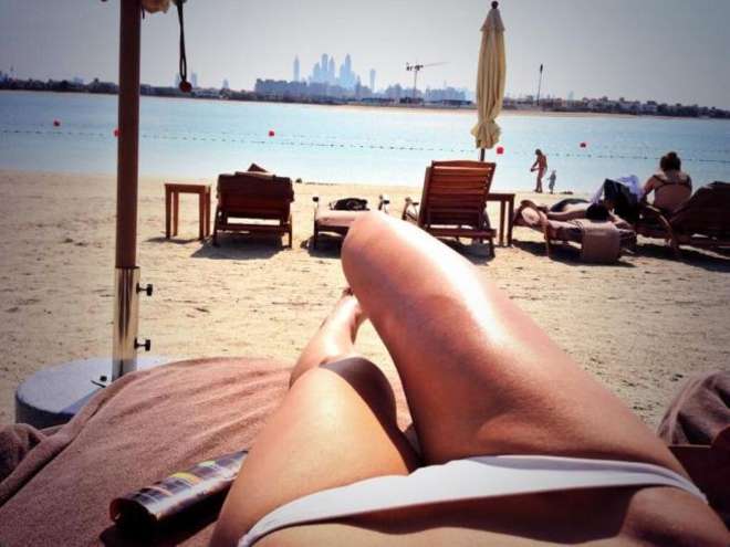 SILVIA ABBATE SEXY E MALIZIOSA A DUBAI, SU INSTAGRAM IL VEDO-NON-VEDO CON LO SLIP DEL BIKINI - FOTO - 09/01/2014