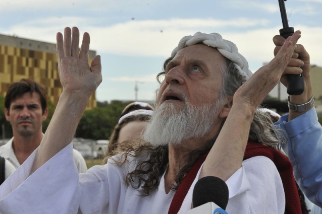 PREDICA DA 35 ANNI LA PAROLA DI CRISTO CREDENDOSI LA SUA REINCARNAZIONE - ECCO L'UOMO CHE CREDE DI ESSERE GESU' - 12/01/2014