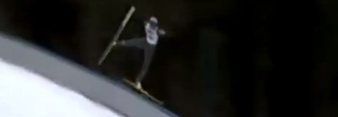 INCIDENTE CHOC PER IL SALTATORE MORGENSTERN: SBATTE TESTA E SCHIENA, POI PERDE CONOSCENZA - VIDEO - 10/01/2014