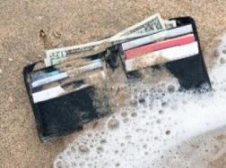 PERDE IL PORTAFOGLIO IN MARE, GLIELO RITROVANO DOPO 24 ANNI - FOTO ALL'INTERNO - 14/01/2014