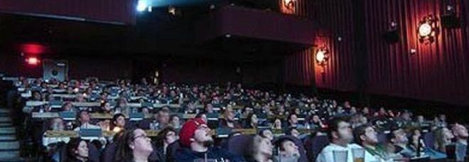 IL VICINO DI POLTRONA AL CINEMA MANDA SMS DURANTE IL FILM: TIRA FUORI LA PISTOLA E LO AMMAZZA - 15/01/2014