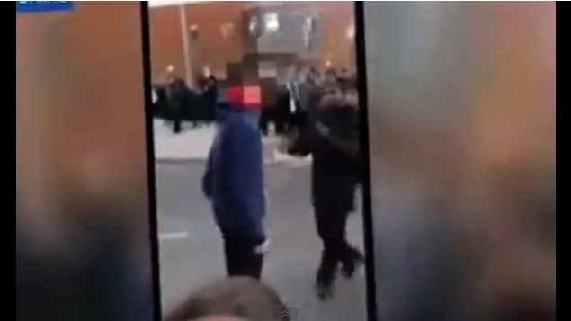 ''UCCIDILO, UCCIDILO''. PICCHIATO BRUTALMENTE UN 14ENNE FUORI SCUOLA. I BULLI FILMANO TUTTO - VIDEO - 16/01/2014