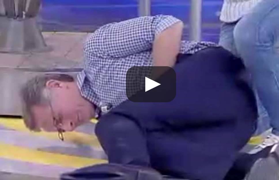 ''AVANTI UN ALTRO'': UN CONCORRENTE ELIMINATO PRENDE A PUGNI BONOLIS - VIDEO - 15/01/2014