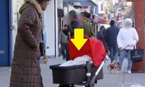 LA DONNA SI AVVICINA AL PASSEGGINO INCUSTODITO E... GUARDA COSA SUCCEDE - VIDEO - 17/01/2014