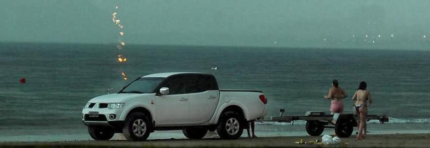 UN FULMINE UCCIDE UNA TURISTA SULLA SPIAGGIA, LA FOTO CATTURA IL MOMENTO DELLA TRAGEDIA - 18/01/2014