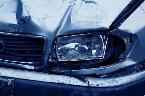 DONNA SI SCHIANTA SU DUE NEGOZI, CON DUE AUTO DIVERSE IN 24 ORE - 19/01/2014