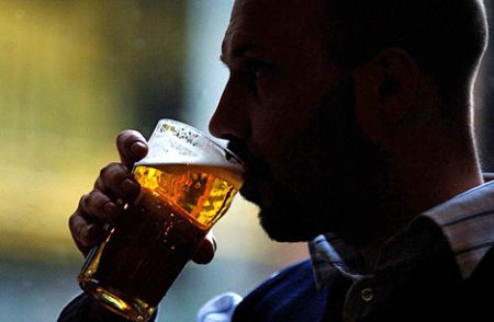 IL MARITO NON LE COMPRA LA BIRRA: LO ACCOLTELLA CON UNO SCOIATTOLO DI CERAMICA - 17/01/2014