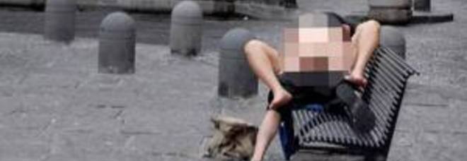 SESSO SULLA PANCHINA NEL PARCO A JESI: TUTTI NUDI DAVANTI A MAMME E BAMBINI - 18/01/2014