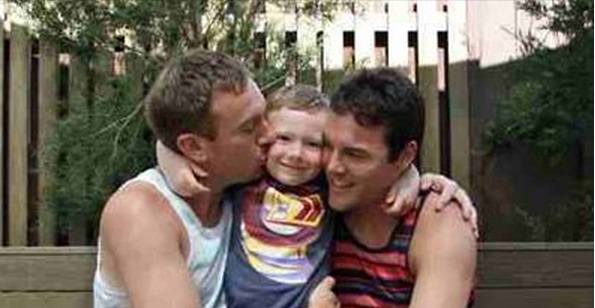 COPPIA GAY SEGREGA E TORTURA BAMBINO PER MESI: DISTRIBUIVANO FILMATI - 21/01/2014