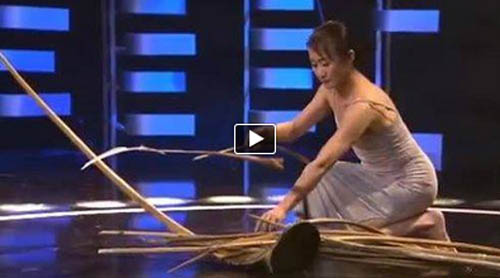 HA DELL'INCREDIBILE QUELLO CHE RIESCE A FARE QUESTA DONNA - IL VIDEO CHE SPOPOLA SUL WEB - 21/01/2014