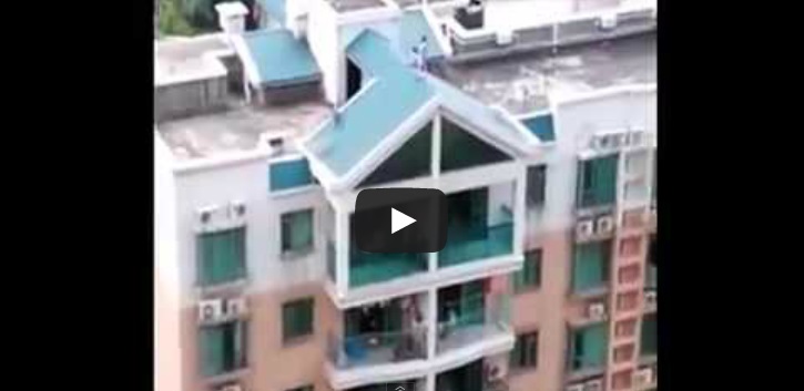 VIDEO SHOCK: BAMBINI CHE CORRONO SUL TETTO DI CASA - 23/01/2014