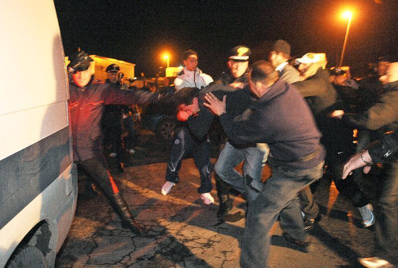 STILE ARANCIA MECCANICA: IL VIDEO DEL LINCIAGGIO ALLO STUPRATORE - 22/01/2014
