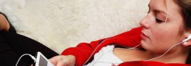 ''RISCHIA LA SORDITÀ CHI ASCOLTA UN'ORA DI MUSICA AD ALTO VOLUME CON LE CUFFIETTE'' - STUDIO SHOCK - 23/01/2014